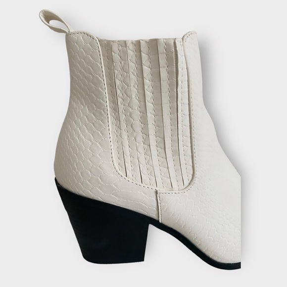NWOT Just Fab White Pointed Toe Booties | Size 7 - Picture 2 of 6